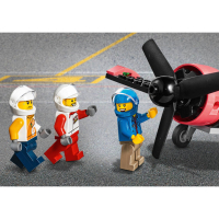 LEGO City Luchtrace 60260 vliegend helikopterspeelgoed, bevat 2 helikopters met trekbandje, een stuntvliegtuig en 2 pylonen, plus minifiguren van de piloten Rivera, Xtreme en Vitarush (140 onderdelen)